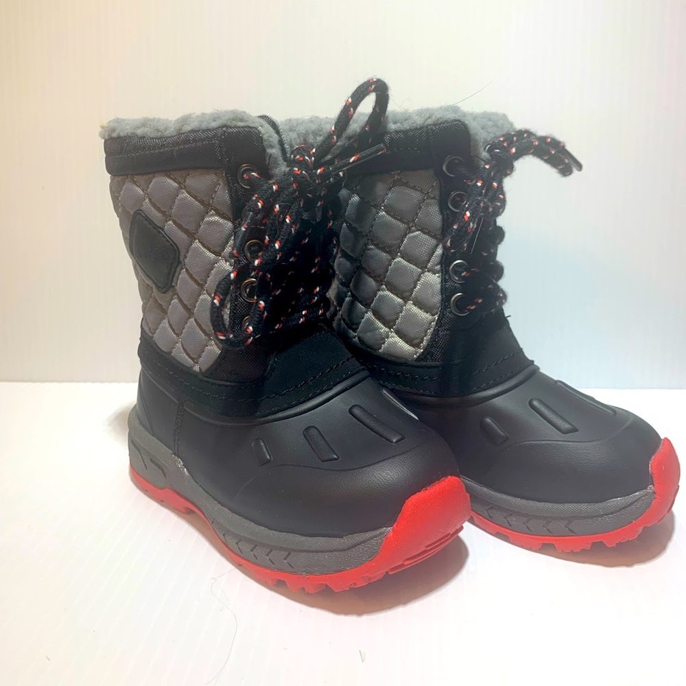 Carter’s size 6 snow boot.